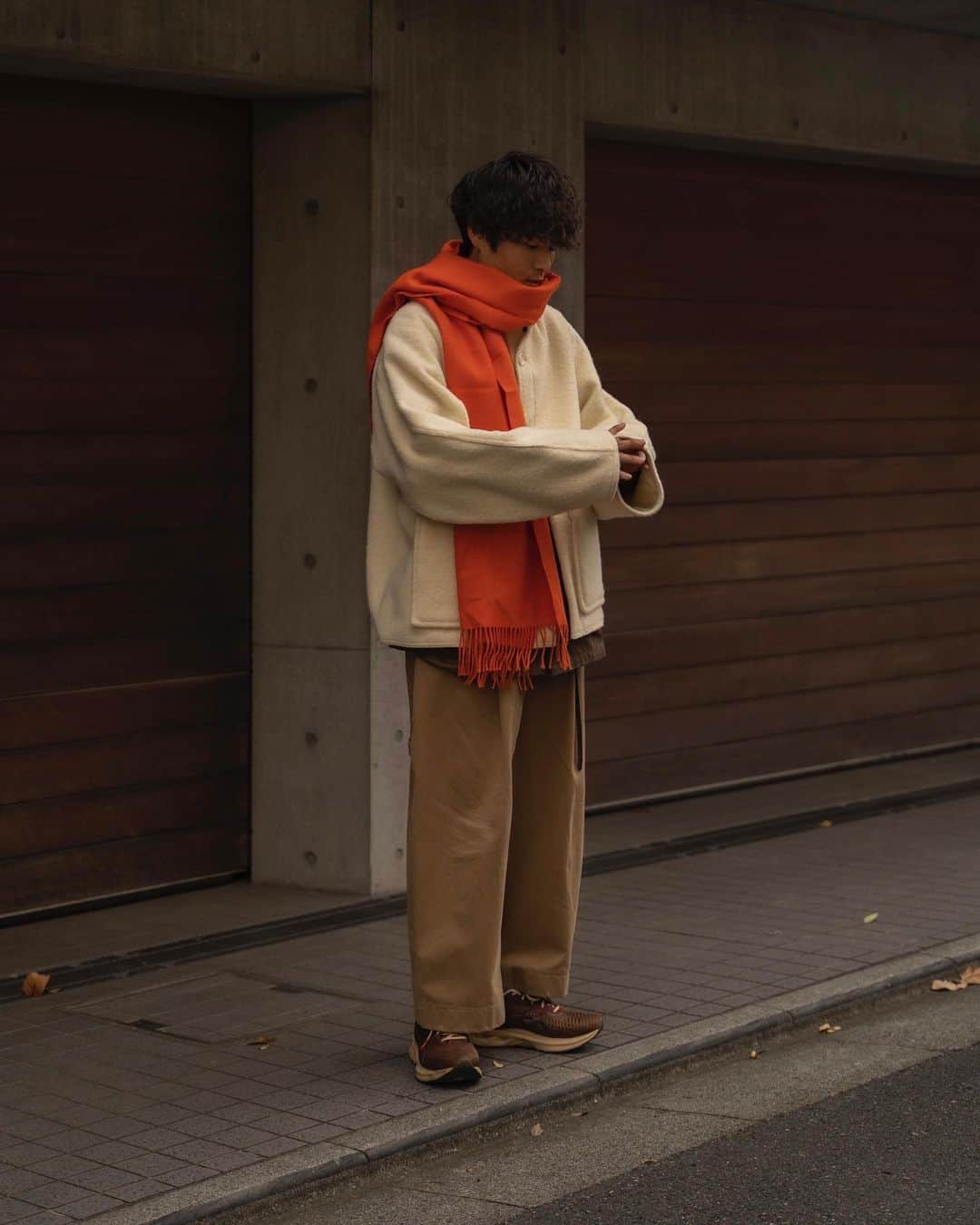のインスタグラム：「ㅤㅤㅤㅤㅤㅤㅤㅤㅤㅤㅤㅤㅤ 秋冬は、暖色で固めがちです🧣 もう完売してしまいましたが、 このアウターは、ほんと良かったです！ 購入して下さった方、ありがとうございました🙇‍♂️ @rakines_official は、20AW最後にネタを仕込んでます😊 詳細は、近々 @plus81.official にて告知します！お楽しみに！ ㅤㅤㅤㅤㅤㅤㅤㅤㅤㅤㅤㅤㅤ jacket:#rakines shirt:#etautz pants:#studionicholson shoes:#affixworks × @asics muffler:#universalproducts」
