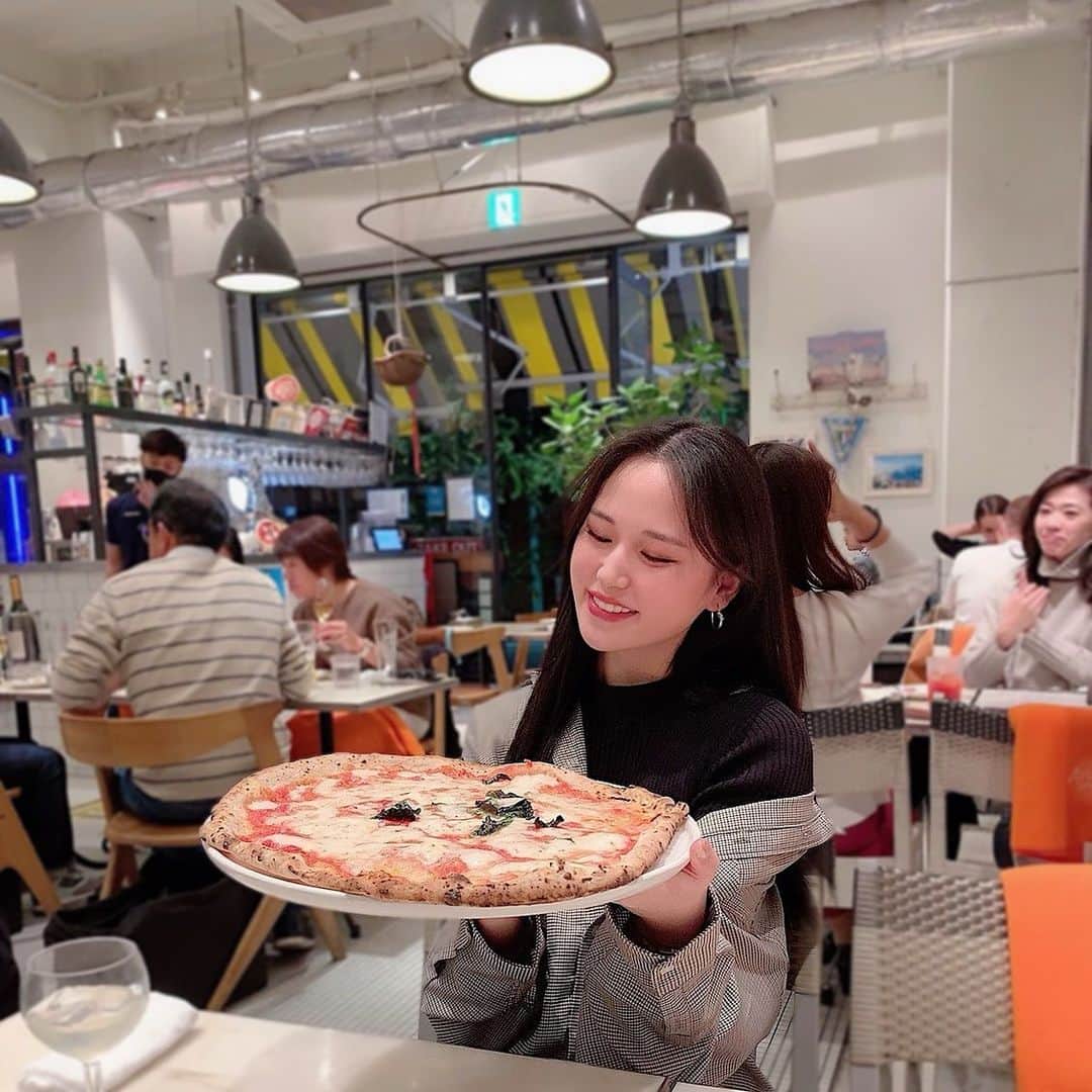 AKARIのインスタグラム：「#🍕 ♡ めっちゃ大きいのに薄皮でもちもちでペロリだった😚 ピザ大好きだから色んなお店のピザ食べたいなぁ〜〜💖💖  #手のくせがすごい」