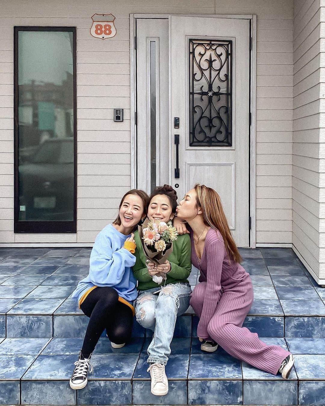 Manamiのインスタグラム：「Happy Birthday🎂❤️ @mina__37__ @satoken5555  大好きな2人👧🏻😎 お祝いできて嬉し🥰❤️❤️❤️ これからもたのしいこといーっぱいしようね🥳 (2人がカップルに見えるけど違いますよ🙃) ㅤ 最後の動画は監修・撮影・編集→ @aiai0311 👶🏻 大好きすぎて何回も見ちゃう🤣❤️」