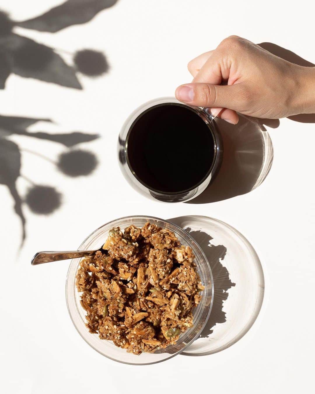 Blue Bottle Coffeeのインスタグラム：「Send someone some cozy. ⁠⠀ ⁠⠀ Our Beautiful Mornings Set features our grounding Winter Blooms Blend alongside our hearty Classic Blend Granola. A set with the unforgettable coffee blossom honey from @elinjertocoffee is available in limited quantities. To read more about the honey, use our link in bio.⠀」