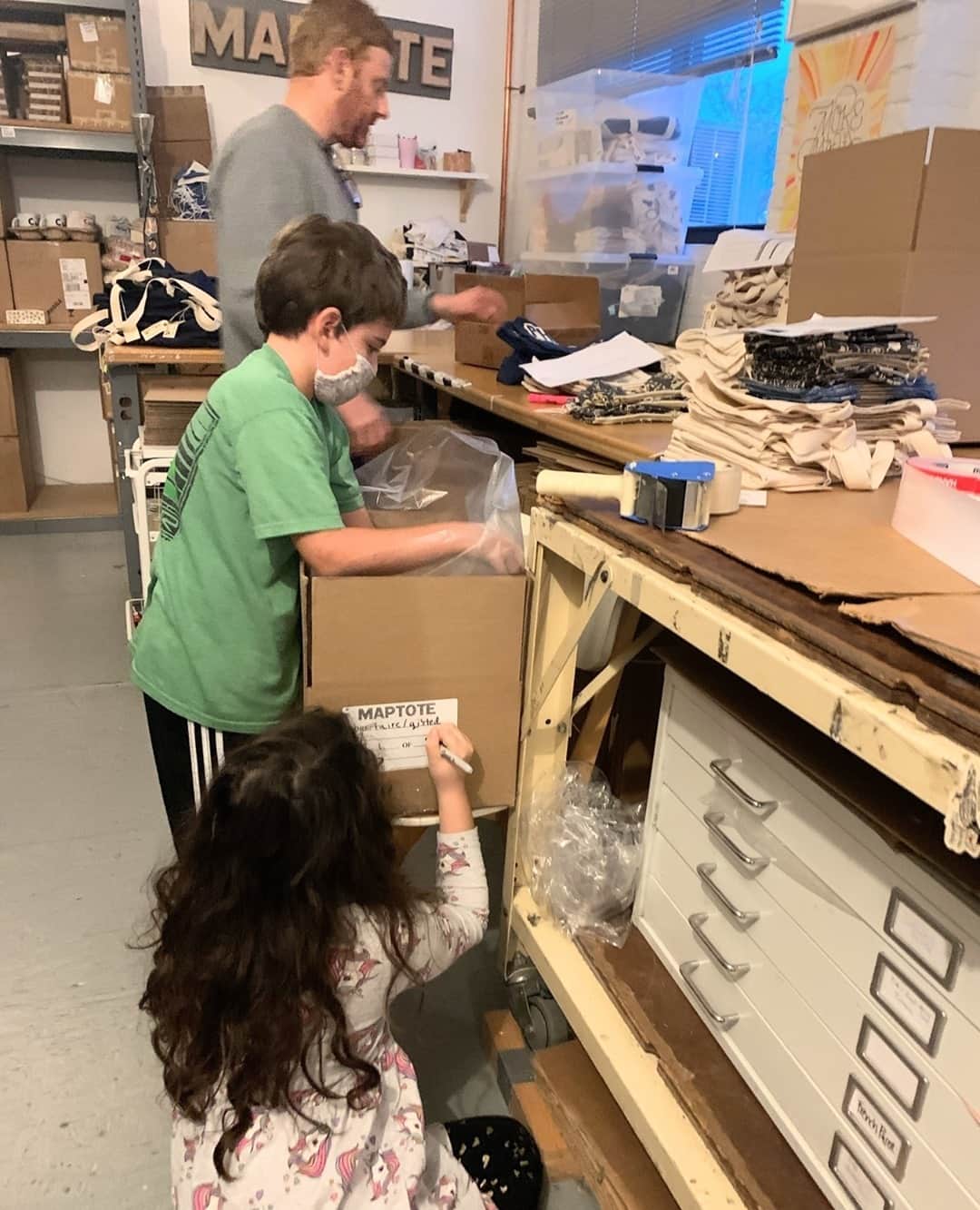 のインスタグラム：「Not just a small business, we are a family business, too! 💪 Everyone's been pitching in these days to get your orders out!」