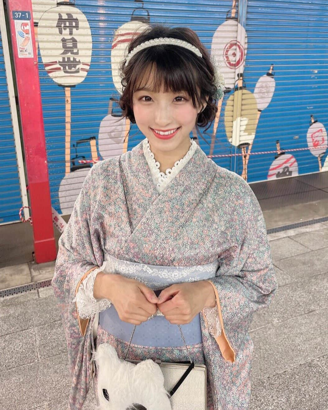 白木愛奈のインスタグラム：「浅草で友人と着物を着ました👘  小さい花柄とレースがめっちゃ可愛かったなぁ🥰  #浅草 #着物 #👘 #kesatokyo #浅草寺 #雷門 #ヘアアレンジ #羊ヘア #というらしいです」