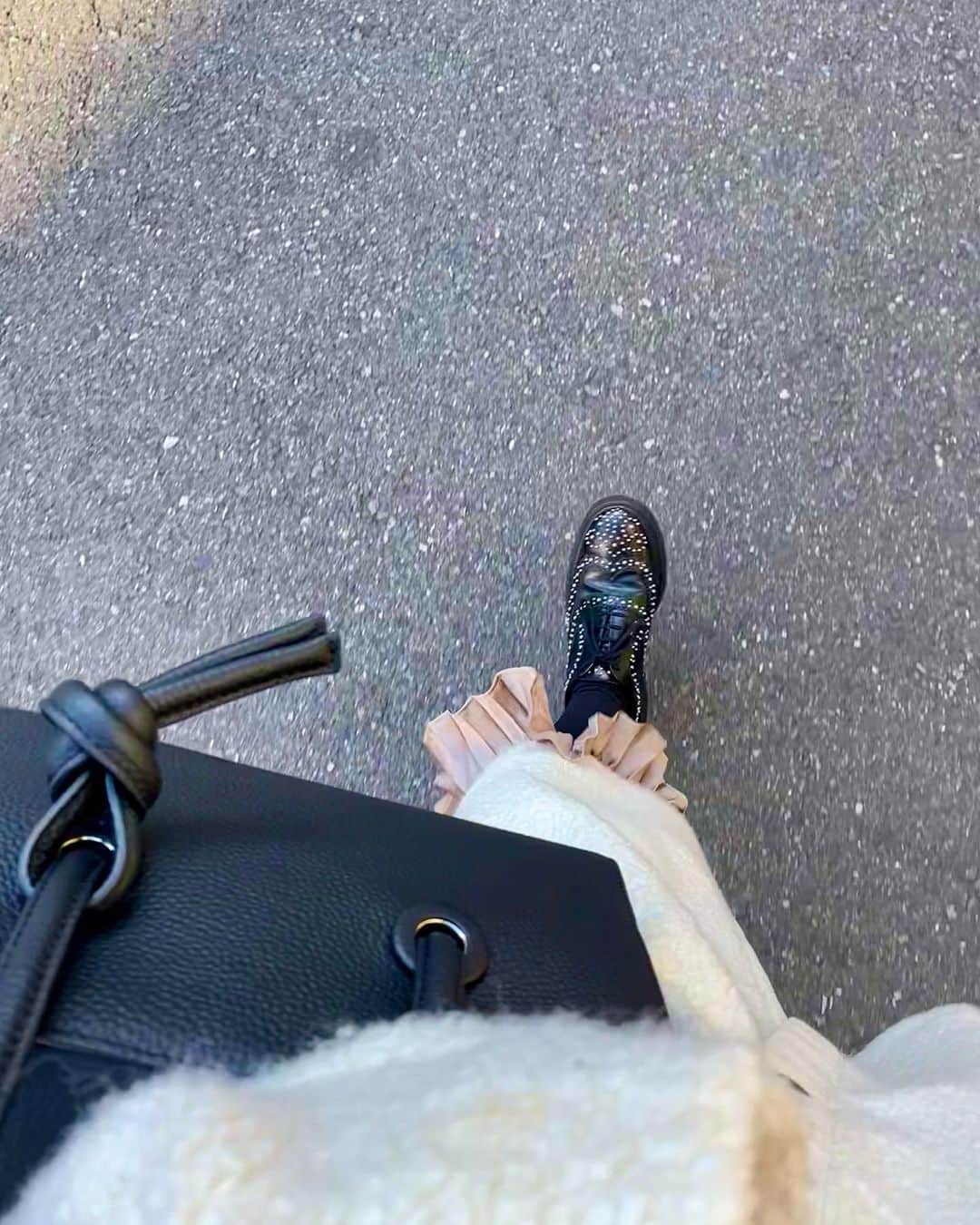 福田彩乃さんのインスタグラム写真 - (福田彩乃Instagram)「_ お気に入りの服とバッグと靴で歩くのは気分あがるっ🎩 newbag👜 可愛さと使いやすさにヘビロテ確定だなあ✨ @vasic_japan」12月8日 23時02分 - ayanofukuda_official