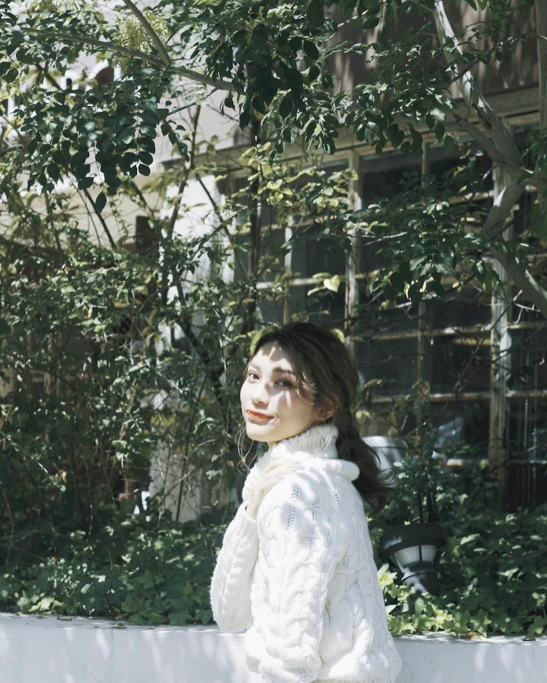 えまぽち(穂波エマ)のインスタグラム：「ピアノの習い事2年で辞めてそうな女わず  #真夏に長袖はしにかけ　#顔薄すぎる  #ちょっと太ってたな」