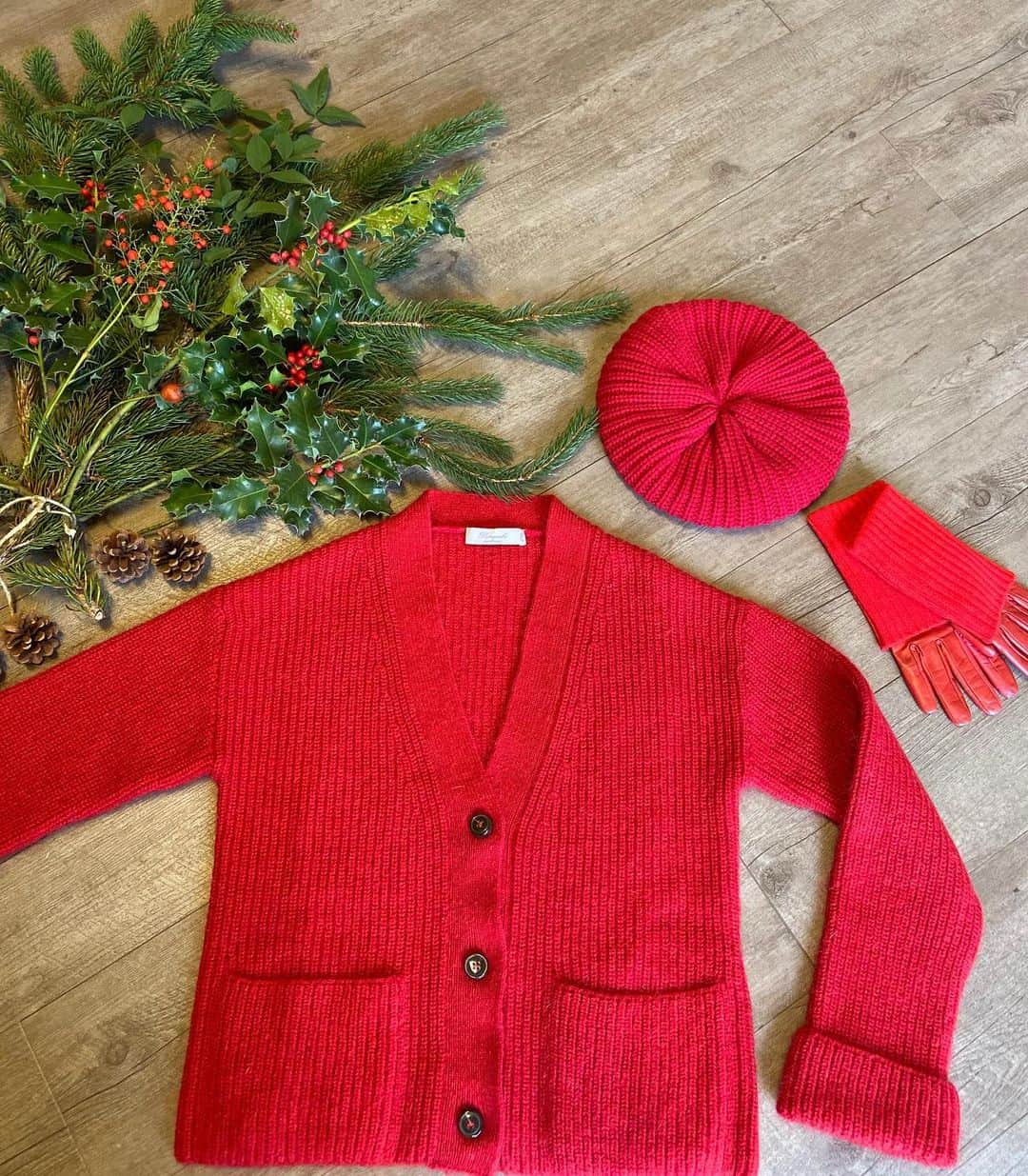 のインスタグラム：「Christmas time, something red!   #ootd #outfitoftheday #outfitinspiration #cashmere #cashmerelove #cashmeresweater #christmasoutfit #winteroutfit #womenswear #womenfashion #womenstyle #classyoutfit #classywomen #classystyles #luxurylifestyle #nyc #japan #italianstyle #italianquality #italianfashion #forli #forlishopping #shoppingtime #womenshopping #madeinitaly🇮🇹   ☎️ 0543 758260 📞📲 334 8330612」