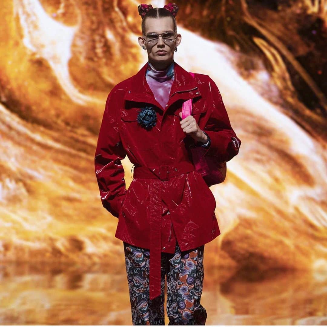 アンナ・デッロ・ルッソさんのインスタグラム写真 - (アンナ・デッロ・ルッソInstagram)「@mrkimjones revealed the @dior 🔥🔥🔥 fall 2021 menswear collection in Beijing focused on tailoring mixed with comics by Kenny Scharf✨@kennyscharf  #kimjones #dior #fall2021  #repost  #mffashion #menswear」12月8日 23時05分 - annadellorusso