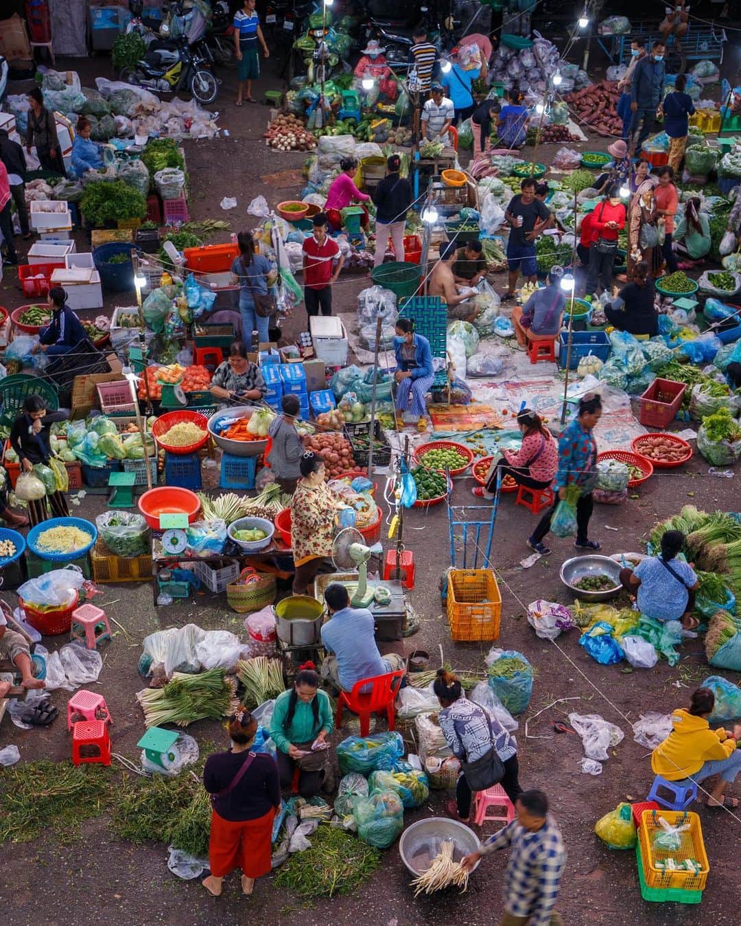 Shunsuke Miyatakeのインスタグラム：「People buying and selling at open-air market, 0549am, Phsar Derm Kor, Phnom Penh, Cambodia」
