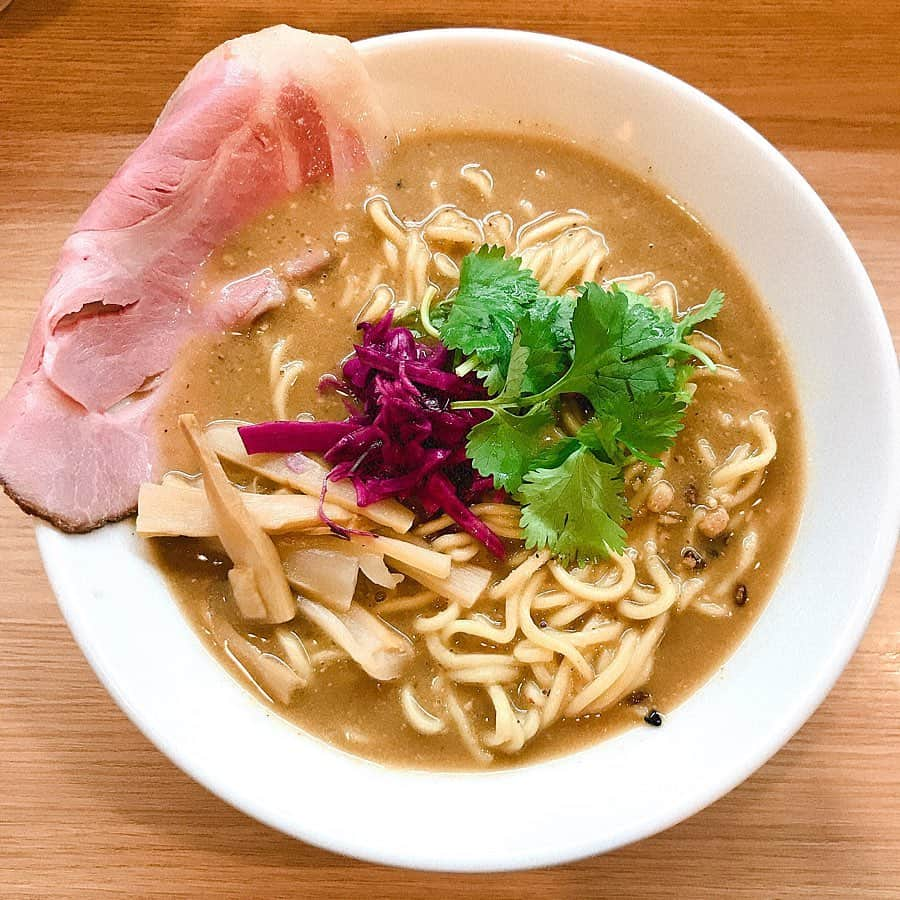 無化調ラーメン「ゆきふじ」さんのインスタグラム写真 - (無化調ラーメン「ゆきふじ」Instagram)「本日から始まりました。  『スパイシー味噌ラーメン』  お客様からの提案で、味噌ラーメンには以外とパクチー合うとのことで載せました。 もちろんカレーにも合います。  スパイスの組み合わせ、相性によっても微妙な違いが楽しめそうです。  仕込んだ味噌がなくなり次第終了です。 次は久しぶりにカレーを作ろうかと思っています。  #スパイシー味噌ラーメン #スパイスラーメン #スパイスカレー #スパイス #スパイスカレー作り #スパイスチャージ #スパイス料理 #スパイスパワー #スパイスカレー部 #スパイス好き #スパイス好きな人と繋がりたい #味噌ラーメン #味噌 #パクチー #パクチー大好き #パクチー料理 #御茶ノ水ランチ」12月8日 23時08分 - yukifuzi3785