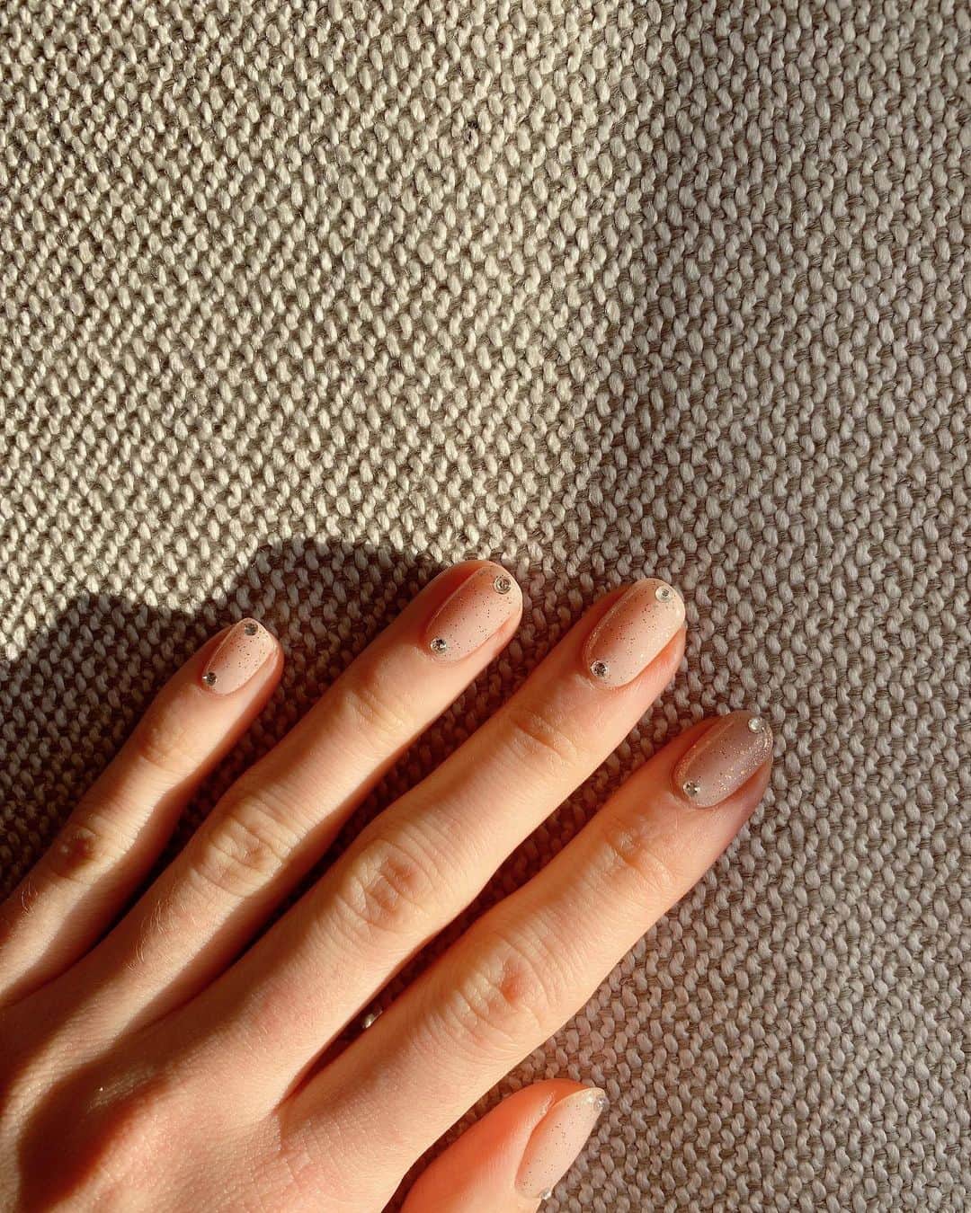 のインスタグラム：「💎💅💎 ネイルのデザインはいつも自己流で考えて @kai32 先生と無駄のないシンプル且つ新しいを常に求めてるの！  #newnail #クリアネイル #ベージュネイル #ネイルデザイン」
