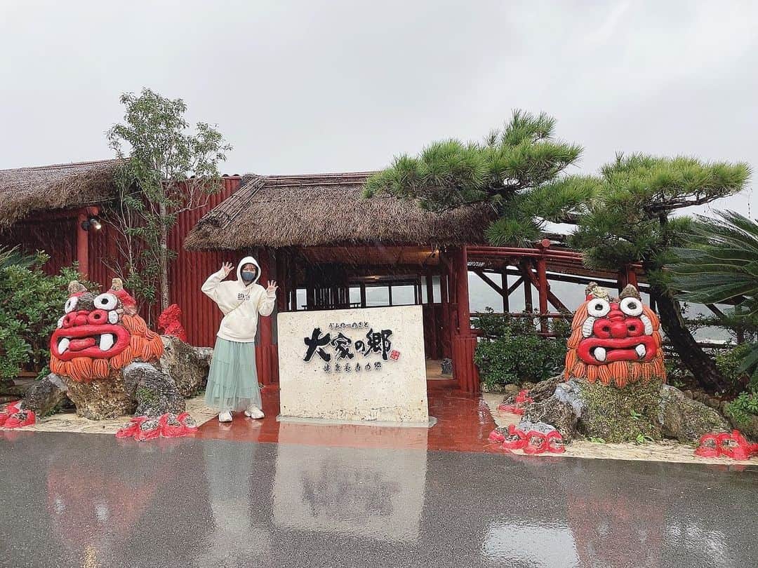 布施柚乃さんのインスタグラム写真 - (布施柚乃Instagram)「🐠#美ら海だいありぃ🐠﻿#ゆのぴく🐰 ﻿ #大家の郷　って言うお店行った時の☻﻿ ﻿ ﻿ お昼すぎて15時くらいになっちゃって、﻿ なかなかご飯のお店に、たどり着けずどこも閉まってて﻿ ﻿ やっとこさついたのがこのお店なんだけどね﻿ ﻿ ﻿ ご飯食べられるお店までが迷路みたいになってて﻿ すごく楽しい感じで﻿ ﻿ ベランダみたいなところで食べれるから﻿ 植物とか池の横でご飯が食べれるの！！！﻿ ﻿ ﻿ とっても良かったのでおすすめ〜🤩💭﻿ ﻿」12月8日 23時13分 - yuno.fuse