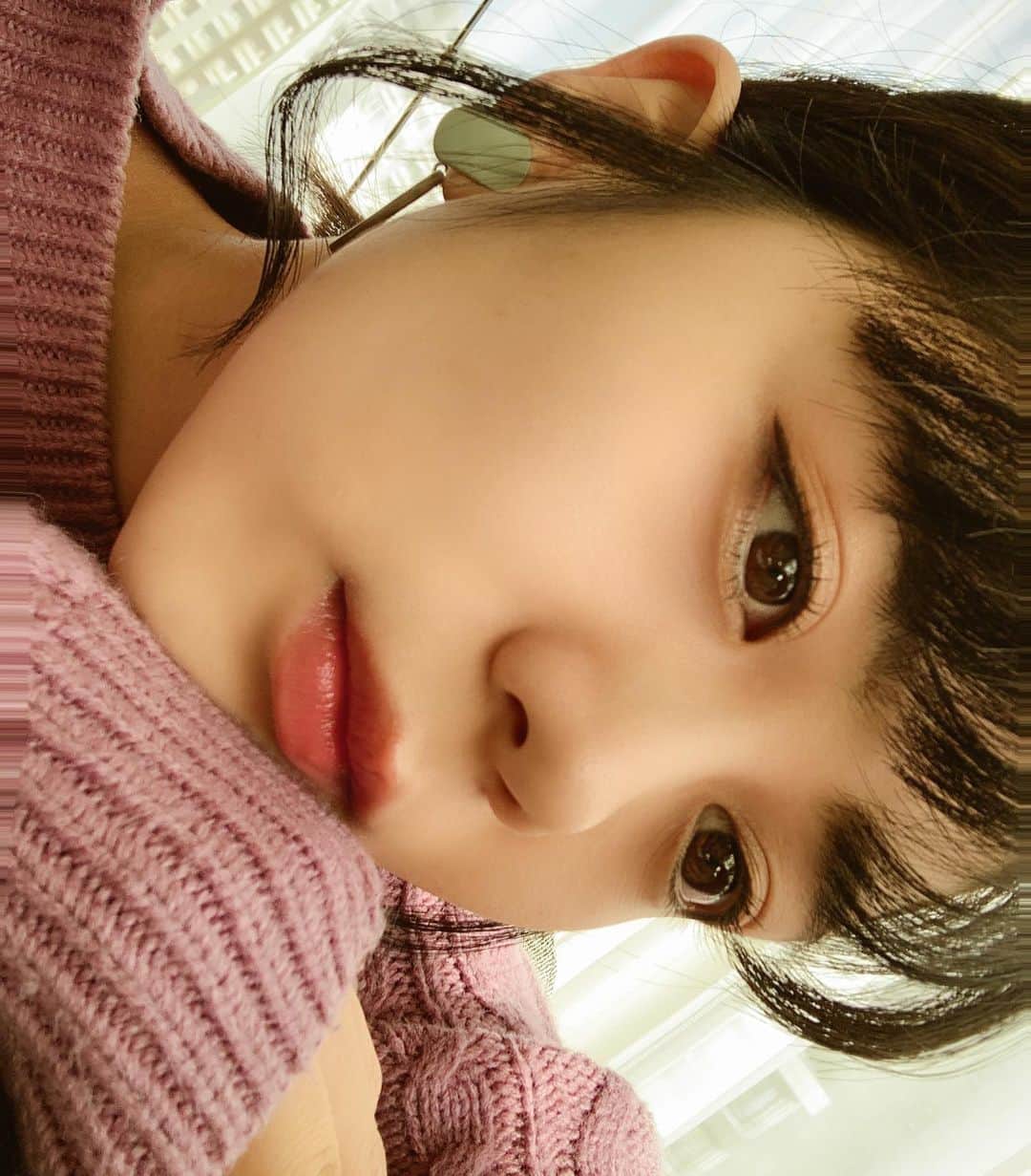 金野美穂のインスタグラム：「12月もどんどん日が過ぎていってるのに、  まだ凍えるような ゔぅーっという寒さに出会ってないなぁ  クリスマスにはもう、 あまり楽しみが無くなってきた歳だけど、  染み付いてるのかな？😂  クリスマス気分を早く味わいたくて 映画「クリスマス・クロニクル」を見たよ🎄🎅  O Christmas tree, O Christmas treeが 頭の中をループしている🎄🎄✨✨  ファンキーなサンタが最高だし、 ほっこり心温まる映画でした🥰🎅  皆さんは ずっと信じていたいこと、ありますか？✨🎄🎁」