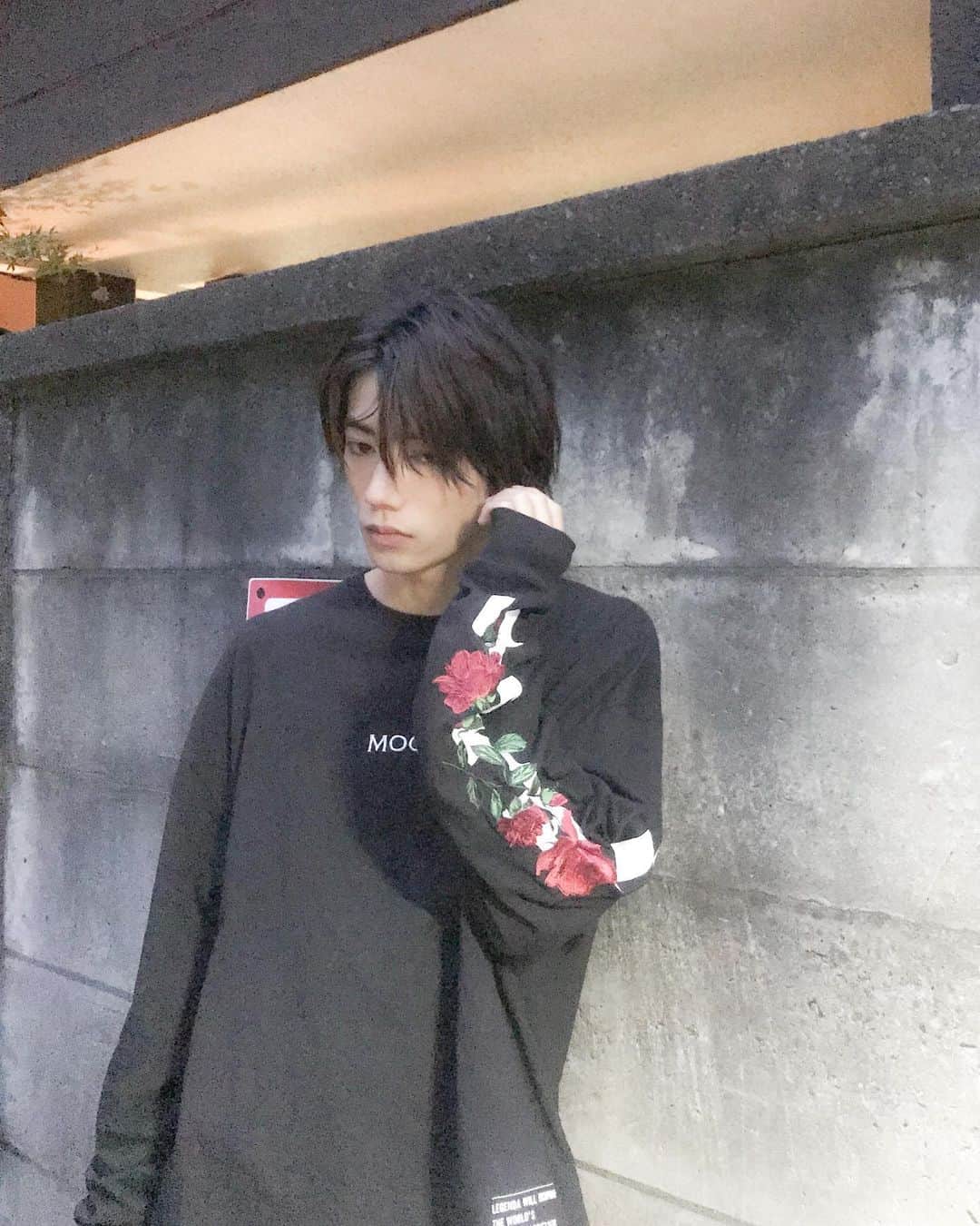 一ノ瀬竜のインスタグラム：「まだ黒髪ロングだった頃 今日このTシャツ着てた🌹」
