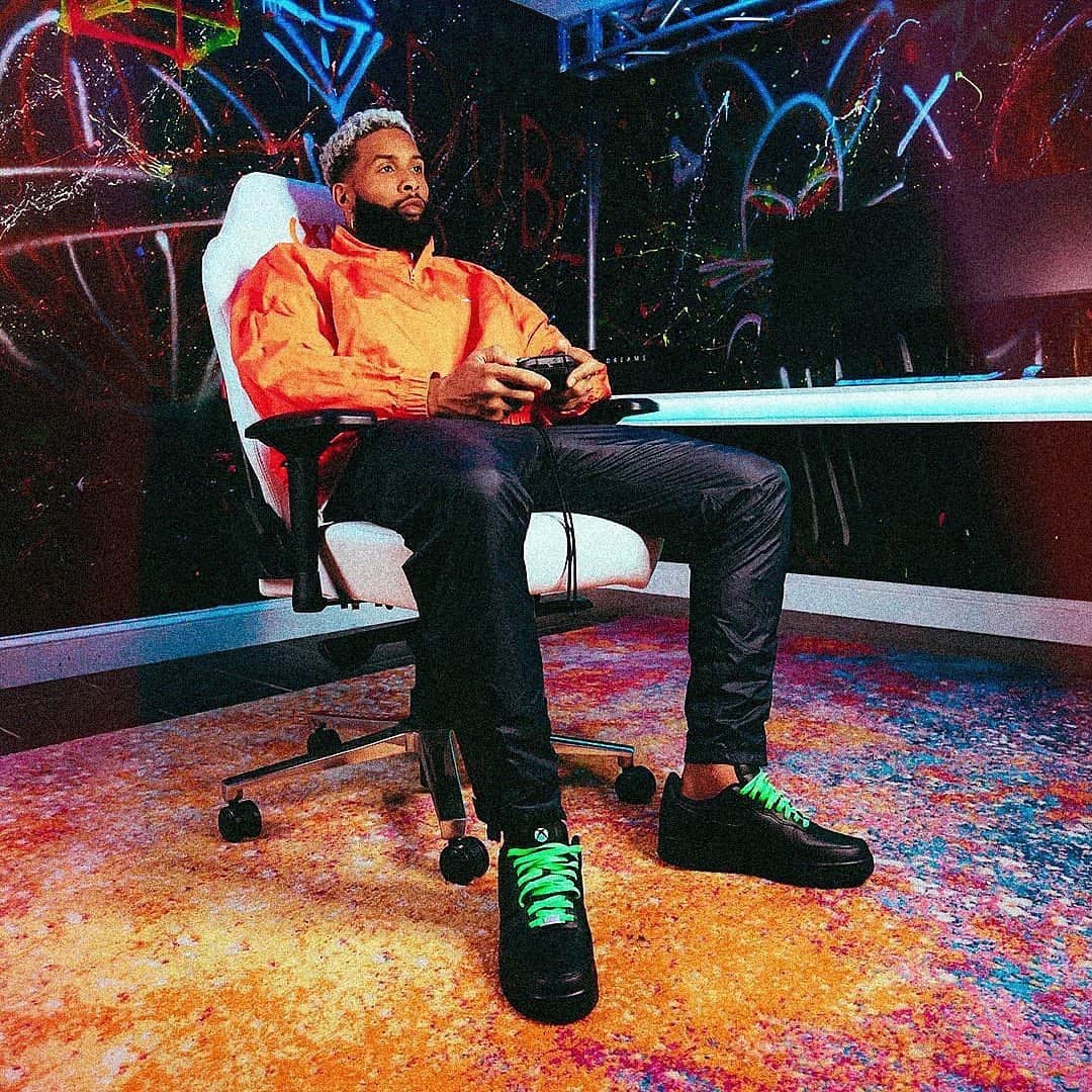 shoes ????さんのインスタグラム写真 - (shoes ????Instagram)「@obj is teaming up with Nike + XBOX to create his own Air Force 1 + Controller set. 🎮   The classic black AF1 features Xbox-green laces, the iconic logo & has a lace plate that reads “Power Your Dreams”. 🔥 or 💩 ?  📸: Xbox  #nikeairforce1 #obj #odellbeckhamjr #sneakerhead #sneakernews #sneakerwatch #yeezy #stockx #kicksonfire #nicekicks #kickstagram #complexsneakers」12月8日 23時20分 - shoes