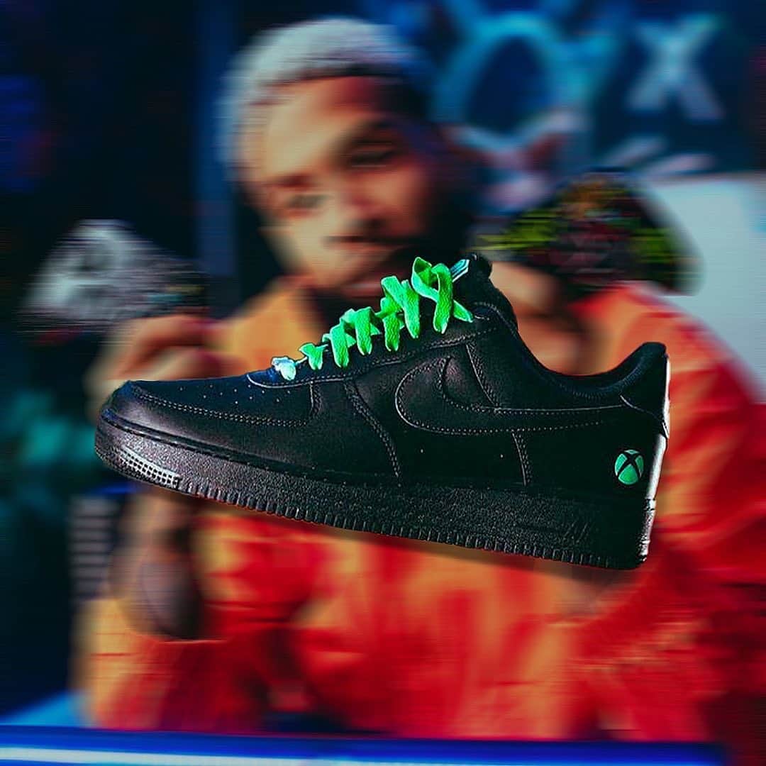 shoes ????さんのインスタグラム写真 - (shoes ????Instagram)「@obj is teaming up with Nike + XBOX to create his own Air Force 1 + Controller set. 🎮   The classic black AF1 features Xbox-green laces, the iconic logo & has a lace plate that reads “Power Your Dreams”. 🔥 or 💩 ?  📸: Xbox  #nikeairforce1 #obj #odellbeckhamjr #sneakerhead #sneakernews #sneakerwatch #yeezy #stockx #kicksonfire #nicekicks #kickstagram #complexsneakers」12月8日 23時20分 - shoes