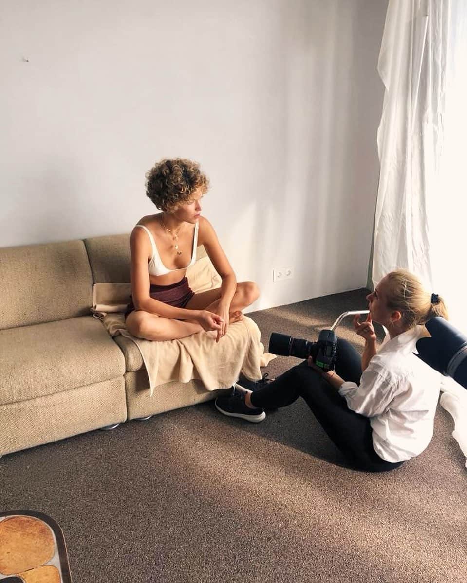 アリゾナ・ミューズのインスタグラム：「Throwback to pre-covid Vogue shoots with the wonderful @studioakrans for @voguespain 📸」