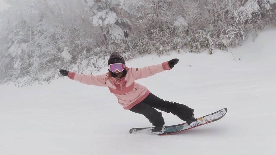 hoshinofumikaのインスタグラム：「New video link in my bio🎬💕 １２時間後には銀世界にいました❄️🏔🏂 四季がある日本は本当に素晴らしい✨✨ 今シーズン初の天然雪😍😍😍😍 完全にレベチでした😱💓 竜王スキーパークすごい！🔥 パークアイテムもあったよ😳 動画は @fumika_hoshino プロフィールからみてね！✔️ まだの方チャンネル登録おまちしてます💓 . . . . . #youtube #whostv #toptobottom #ttb娘 #竜王スキーパーク #snowboarding #snow #winter #snowboard #グラトリ　#カービング　#スノボ女子　#スノボー　#roxysnow #simsnowgirl」