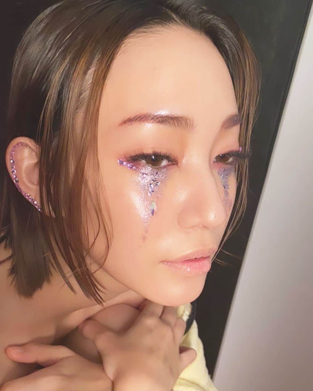 藤本奈月のインスタグラム：「オフショット。 何かと最近よく一緒にいるのに、実は撮影した事なかった、　@kana_mizuno  と、作品撮影  短時間で3パターンいけちゃったねw フットワークの軽さが異常な私達は、言うても歳の差7コ。 私にビビらずガツガツ来てくれるから、120%で答えたくなるの。 今日も今日とて、楽しかったなぁ。 モデルとしての感覚や感性に研ぎ澄まされる時間が増えれば増える程、アウトプットの質も上がるなぁ、と。 そうでなくっちゃね。  #japanesemodel  #model  #modeling #fashionmodel #femalemodel #asiamodel #asianbeauty #asianmodel #showmodel  #japanesegirl #photographer #photogenic #photooftheday #makeup #madeinjapan #japan #japanesegirl #portfolio #日本 #福岡 #モデル #作品 #作品撮影 #撮影 #作品撮り #モデル募集#メイク#メイクアップアーティスト#福岡モデル#ママ#ママモデル」