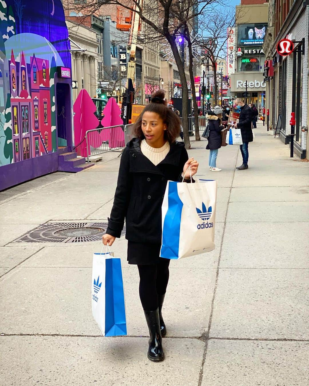 ジェニファー・アビルのインスタグラム：「Prise la main dans le sac au centre-ville de Montréal 🙃 . . #centrevillemontreal #montreal #dtown #downtownmontreal #canada #athlete #canada #shopping #guiltypleasure #jenniferabel #jennabel #tokyo2020 #tokyo2021 #diving #paparazzi #ootd #adidas #adidasoriginals #createdwithadidas」