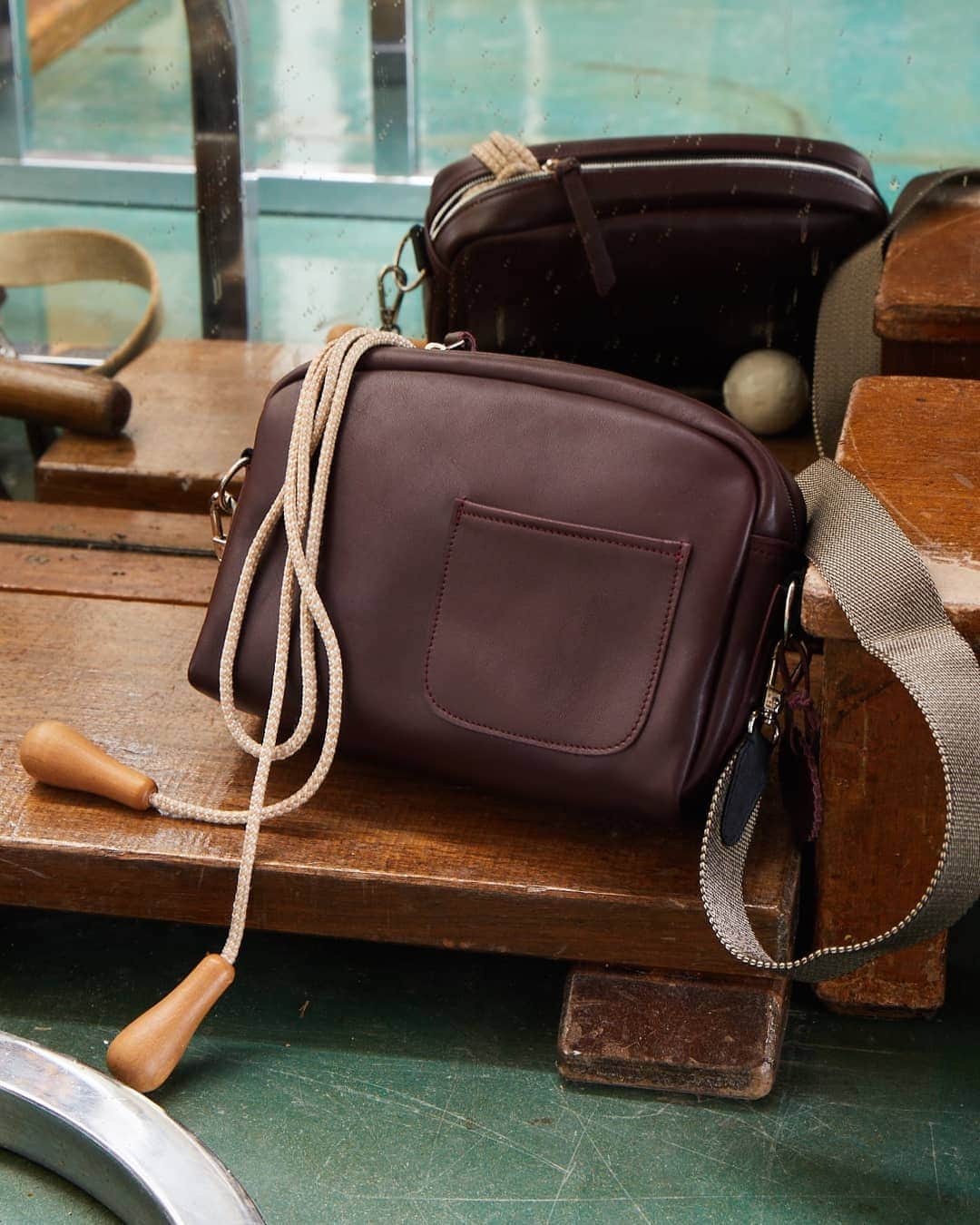 のインスタグラム：「When our bags ROCK your days!  Style : ROCK, a structured shoulder bag that can be carried on the shoulder or as a crossbody. Casual chic with its minimalist design and its sporty and comfortable wide strap, this shoulder bag is ideal for the daily life.  // FR //  Lorsque nos sacs font vibrer vos journées !  Modèle : ROCK, une besace structurée qui offre un porté épaule ou bandoulière. Casual chic avec son format rectangulaire idéal pour le quotidien & sa large sangle sporty et confortable pour un porté toujours agréable.  #jackgomme #madeinfrance #unisex #frenchdesigner #minimalistdesign #technicalfabric #atelier #leather  #shoulderbag #backpack #totbag」