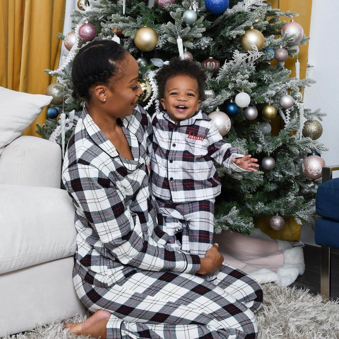 ナターシャ・ヘイスティングスのインスタグラム：「Pure joy! 💙🎄  The Holidays are my favorite time of year! This year is a lot different from others, but I view it as an opportunity to get creative. We won’t be able to visit all of our loved ones, but we can find joy in creating new or tweaking some traditions to fit the times.   What are your holiday plans? We’re having a nice and quiet one at our home reflecting on our blessings. 💙」