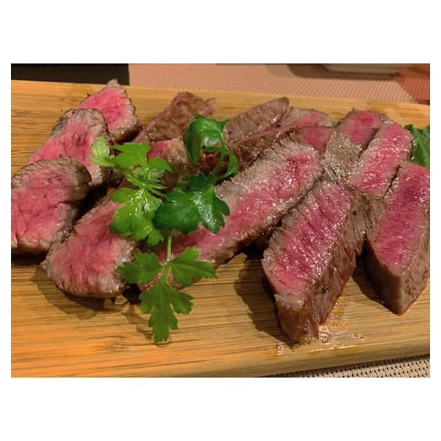 福本愛菜さんのインスタグラム写真 - (福本愛菜Instagram)「いつかのお肉🤤 . とろけた💓ペロっと完食したよ☺️❤️. 美味しいご飯食べてるときの幸せったらもぉ🥰 . #肉 #肉スタグラム #赤身 #らぶ」12月8日 23時26分 - aina_fukumoto
