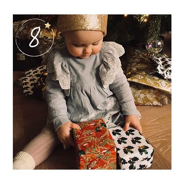 のインスタグラム：「🎁 Today it’s the start of our Advent 🎁Calendar (sorry for the late start, but as you know our account got hacked)! . Each day, try to win a new prize: slippers, hot-water bottles, accessories, socks, coupons and so much more. Today the prizes are two 70€ coupons to be used on our online shop.✨ . Here’s how to participate: - Follow us @collegien_officiel 🎅🏼 - Like this post ❤️ - Tag 1 friend (who must also follow our profile), but do it before our Day 9 post (tomorrow)!🙋🏻‍♀️🙋🏼‍♂️ - Double your chances by sharing in your story.🍀  . The winner(s) will be announced tomorrow in our stories and on this post! Good luck!🥰 . 🎁 C’est le jour J de notre Calendrier de l’Avent Instagram !🎁 (avec un peu de retard suite à notre piratage, merci de votre compréhension). . Pendant 17 jours, tentez de gagner plein de surprises : des paires de chaussons, chaussettes, des bons d’achat, des accessoires, et bien plus encore… Aujourd’hui, nous vous proposons de remporter 2 BONS D’ACHAT D’UNE VALEUR DE 70€ SUR TOUT NOTRE SITE www.collegien-shop.com.✨ . Pour fêter notre retour et commencer fort, 2 GAGNANT.E.S, vous et la personne identifiée pourrez remporter le lot du jour. En effet, en cette année si spéciale, partager de l’amour est absolument nécessaire, alors n’hésitez pas à exprimer les raisons pour lesquelles la personne identifiée vous est si chère !🤗 . Pour participer : - Suivez la page collegien_officiel 🎅🏼 - Likez ce post ❤️ - Identifiez 1 personne (qui doit elle aussi suivre le compte collegien_officiel) avant la publication de la 9ème case ‪demain matin‬ 🙋🏻‍♀️🙋🏼‍♂️ - Doublez vos chances en partageant  le concours en story 🍀 . Annonce des gagnant.e.s demain en story et dans ce post. Bonne chance !🥰  . Pictures @mumazed 😘 . #collegien #collegien_officiel #madeinfrance #adventcalendar #calendrierdel’avant #advent #calendrier #calendar #slippers #babbucce #hausschuhe #comeback #familyslippers#christmasgifts #giftideas #giftforhe #giftforhim #giftforkids #holidaygift #weihnachten #geschenkideen #подарки #hotwaterbottle #christmastree #xmastree #familytime #giftideas #concours」