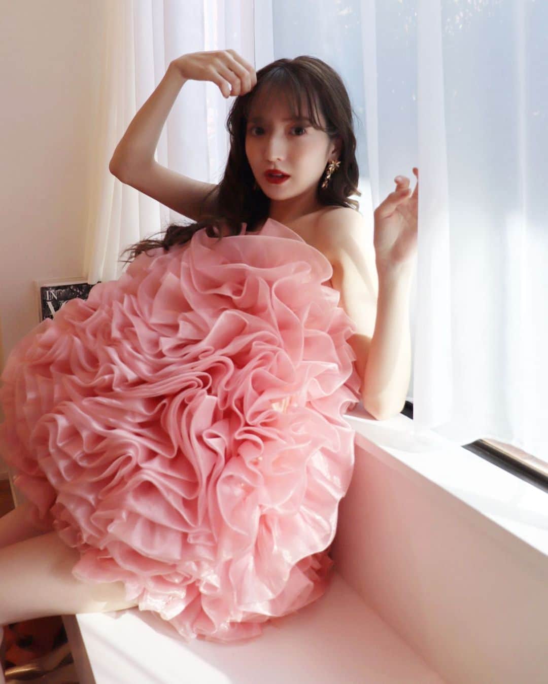平木愛美のインスタグラム：「🤍🤍🤍  実は、この撮影をおこなったのは出産の７日前のことでした💕  私"マタニティフォト"は撮っていないのですが、  ここにｂａｂｙの存在はあって。 自分にとっても大切な写真となりました。  【éclat】〜煌めき swarovski pierce  そして産後。旦那さんや母のサポートがあってですが、おうちでできるお仕事はほんの少し、できることを進めたり。✨  産前に打ち合わせやサンプルチェックを重ねていた、とあるブランドさんとのコラボアイテムが… 最終データが届いたのですが、とっても可愛く仕上がりそうでワクワクです。 "今"みんなに使っていただけるような、あのアイテム。 シルク素材でお肌にも優しく、、、🤍 ＋αのあれもあり、、、。 情報解禁をお楽しみに！！！していてくださいっ🕊  pierce or earring/ @lilasmillesime_official」