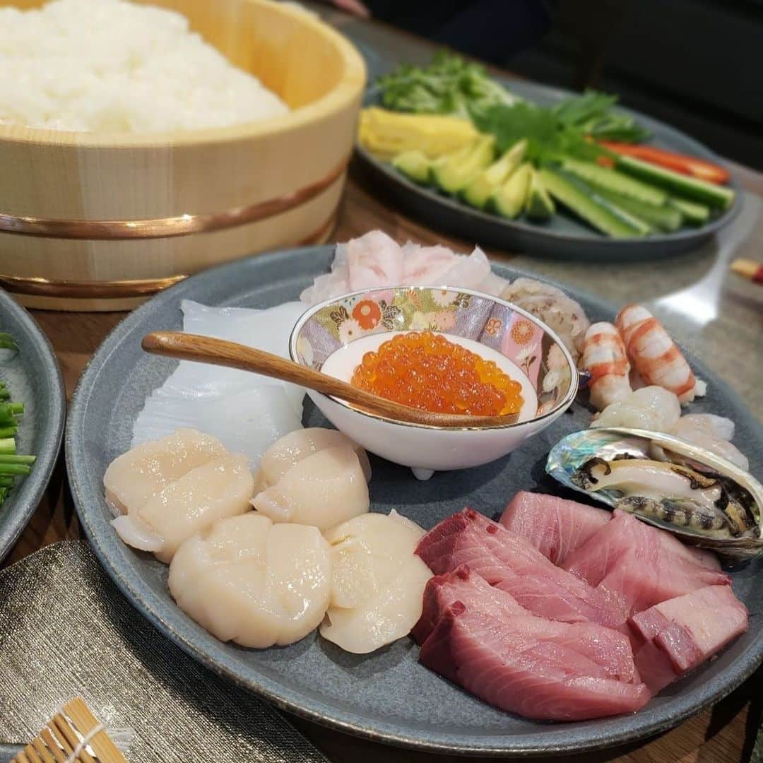 小林万希子さんのインスタグラム写真 - (小林万希子Instagram)「新築のお祝いに友人宅へ💕  お昼ご飯にイキイキとれたての魚介類がズラリと並んだ豪華な手巻き寿司🍣🐚🐟 を準備して迎えてくれました🙏  パパさんがピチピチのお魚達をすぐ横で調理してくれて、本当に新鮮で美味しすぎる！！😍✨  友人達と出会った頃に同じようにパパさんが手巻き寿司を準備してくれた時以来！笑  あれは、もう15年前なんだね〜と、 ほっぺたを何度も落としそうになりながら💓笑　 とってもよい時間でした♡  本当に涙が出る程美味しかった😭  にしても、、 新居が素敵すぎてね〜✨✨ 新しいって、やっぱりいいなー🙏  次回はパジャマを持って、夜から集合します〜😉🥂✨  さんざん喋って、たらふく食べて、幸せすぎる時間🙏✨✨  本当にありがとうね〜❤️  #新居祝い  #手巻き寿司  #新鮮すぎて 💕 #どれ食べても美味しい  #食べて  #喋って  #至福の時間 ✨」12月8日 23時31分 - macky1218