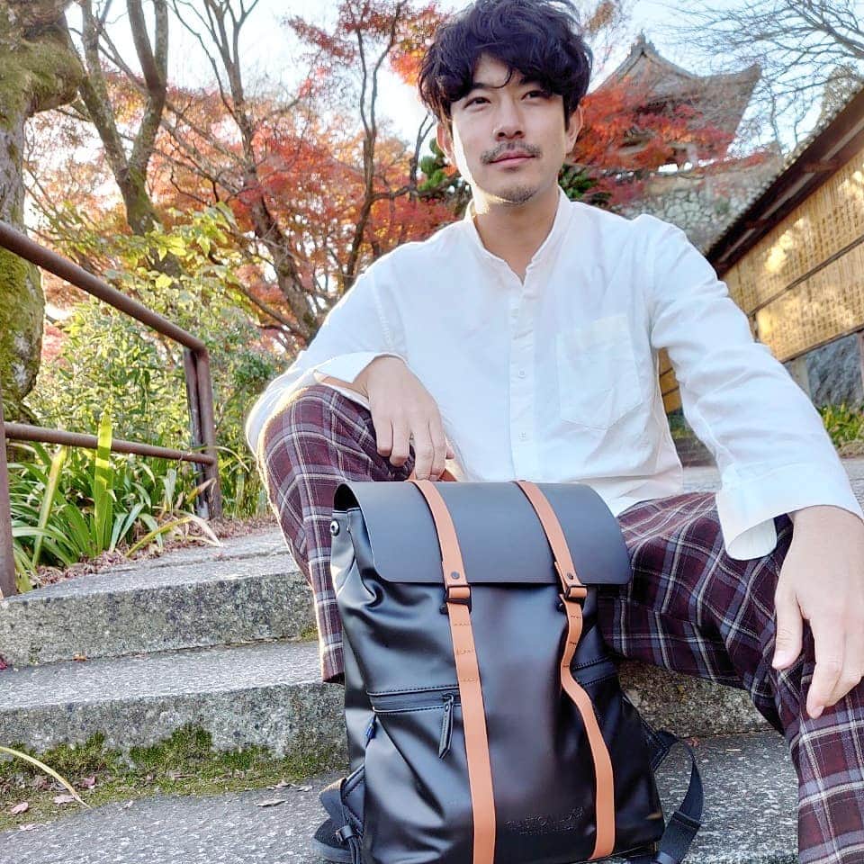小堀正博のインスタグラム：「12/9(水)22:30～ 『NHK歴史秘話ヒストリア』 ～大江山鬼退治 人はなぜ鬼を討つのか～ に出演します！  何と今回は2役！ 麿子親王(聖徳太子の弟)、居貞親王をやります。  見た目に注目して下さい😁  日本最初の鬼殺隊、麿子親王出来て幸せでした(笑)  鬼滅の刃ブームで注目の鬼退治のお話、是非ご覧ください！  この日の鞄は(@gastonluga ) パソコンも難なく入るし、新しいデザインも可愛い。  #小堀正博 #役者 #受験 #受験生 #大阪 #梅田 #神戸 #関西 #猫 #cat #cats #猫好き #インスタ映え #旅行 #ヨーロッパ #海外旅行 #メンズ #ファッション #fashion #メンズコーデ #東京 #難波 #京都 #japan #osaka #おしゃれ #空 #ガストンルーガ #バックパック #gastonluga  12月23日まで 、バックパックをご購入いただいたお客様に GLポーチ（トイレタリーバッグ）をプレゼント！ さらにプレゼント用ギフトパッケージもお付けします  クーポンコード《kobori》もお忘れなく！ 15%オフらしいです。 送料無料キャンペーンとのことです。 http://gastonluga.com/」