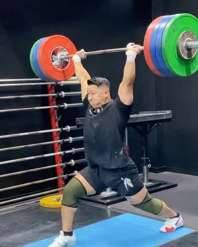 のインスタグラム：「- clean & jerk 180 KG  @blackships_choujin1  雨ニモマケズ 風ニモマケズ 耐エテ勝ツ  #ウエイトリフティングやろうぜ  #耐えて勝つ #率先垂範 #FINELAB #CHRIO #CHERANDKER」