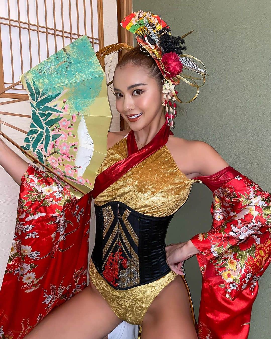 のインスタグラム：「今年もこんな季節がキタ🥰👘🎍🎌 12月入った瞬間、師走感すごい♡ (師走って言いたいだけかw) 毎日楽しい撮影♡これってホントに幸せな事✨ 12月はこうでなくちゃ〜 だよね。☺️💗 明日もハードで楽しみな撮影がまってる🔥 たのしみだー😳✌️早く寝よー😴💤  #cyberjapan #japanesegirl #kimono #正月」