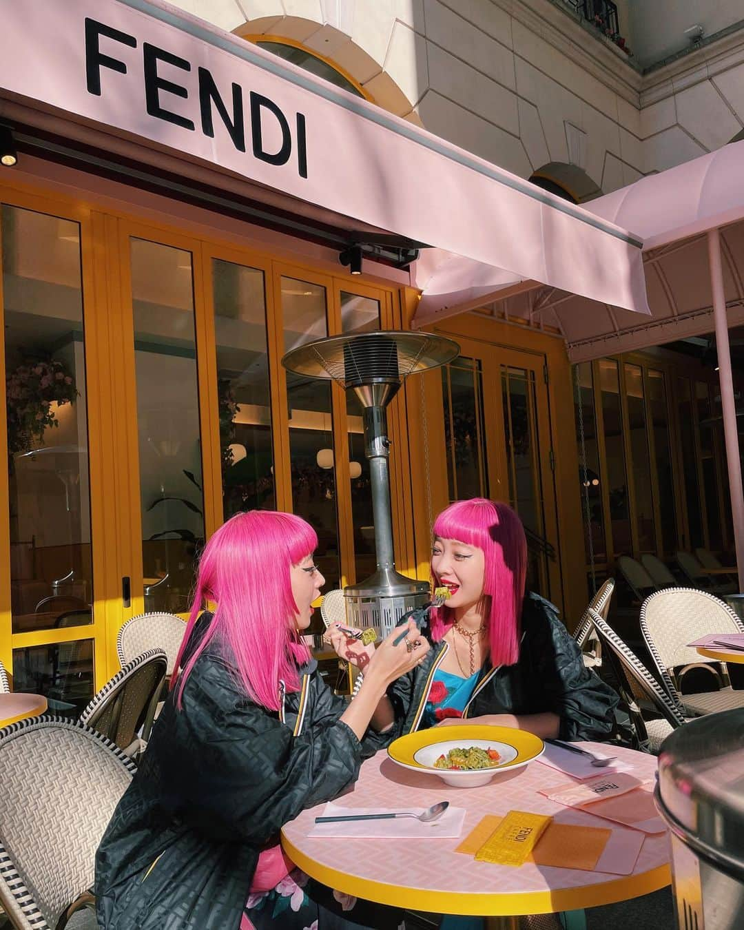 AYAさんのインスタグラム写真 - (AYAInstagram)「FENDI CAFFE by ANNIVERSAIRE 日本初上陸のFENDI CAFEへ❣️ 2020年ホリデーコレクションのシグネチャーカラーのFENDIイエローとパウダーピンクで統一した店内はとっても華やか🌼 ホリデーコレクションからインスピレーションを得てデザインされたアイコニックなFFロゴの内装やテーブルウェアも可愛過ぎました。🌹 持ち帰り可能なカトラリー兼マスクケースもここでしかget出来ない特別なアイテム💝✨ 12月27日までの期間限定なので 皆様、是非‼︎  #fendicafe #anniversairecafe #FendiXKWAY #FendiHoliday @fendi  @fisforfendi」12月8日 23時51分 - ayaxxamiaya