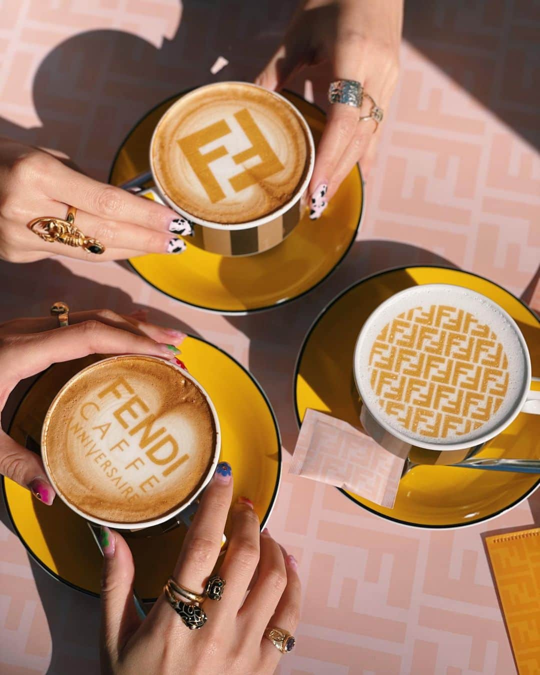 AYAさんのインスタグラム写真 - (AYAInstagram)「FENDI CAFFE by ANNIVERSAIRE 日本初上陸のFENDI CAFEへ❣️ 2020年ホリデーコレクションのシグネチャーカラーのFENDIイエローとパウダーピンクで統一した店内はとっても華やか🌼 ホリデーコレクションからインスピレーションを得てデザインされたアイコニックなFFロゴの内装やテーブルウェアも可愛過ぎました。🌹 持ち帰り可能なカトラリー兼マスクケースもここでしかget出来ない特別なアイテム💝✨ 12月27日までの期間限定なので 皆様、是非‼︎  #fendicafe #anniversairecafe #FendiXKWAY #FendiHoliday @fendi  @fisforfendi」12月8日 23時51分 - ayaxxamiaya