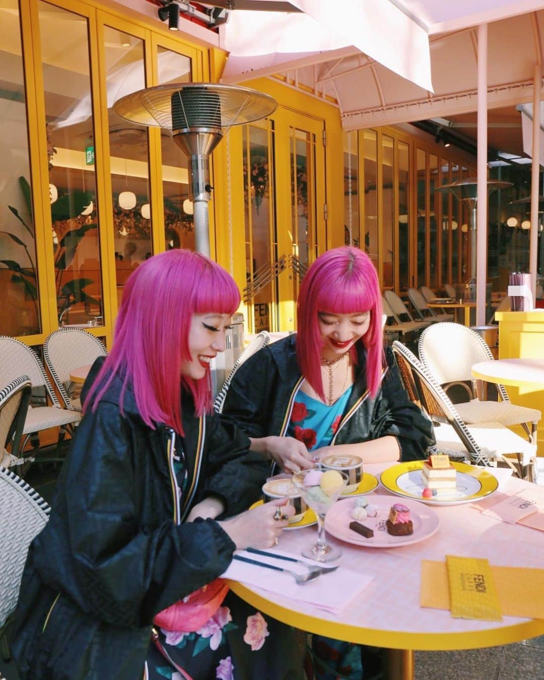 AYAさんのインスタグラム写真 - (AYAInstagram)「FENDI CAFFE by ANNIVERSAIRE 日本初上陸のFENDI CAFEへ❣️ 2020年ホリデーコレクションのシグネチャーカラーのFENDIイエローとパウダーピンクで統一した店内はとっても華やか🌼 ホリデーコレクションからインスピレーションを得てデザインされたアイコニックなFFロゴの内装やテーブルウェアも可愛過ぎました。🌹 持ち帰り可能なカトラリー兼マスクケースもここでしかget出来ない特別なアイテム💝✨ 12月27日までの期間限定なので 皆様、是非‼︎  #fendicafe #anniversairecafe #FendiXKWAY #FendiHoliday @fendi  @fisforfendi」12月8日 23時51分 - ayaxxamiaya