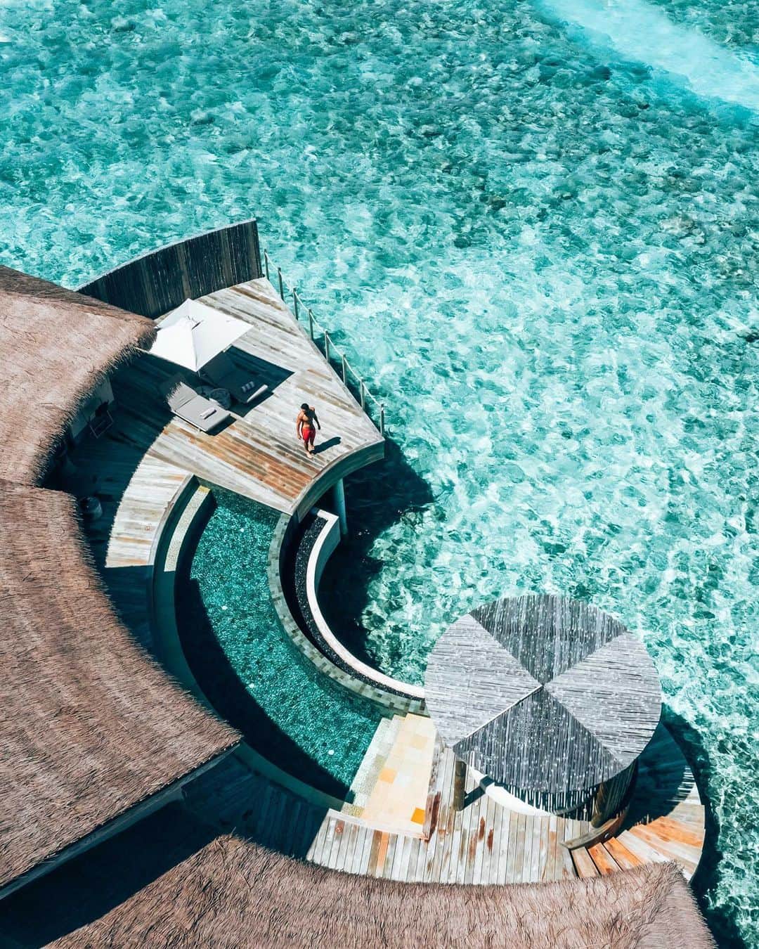 Live To Exploreさんのインスタグラム写真 - (Live To ExploreInstagram)「Welcome to beautiful @intercontinental_maldives. Their villas are some of the most unique I’ve ever seen, with curved pools and vibrant interiors. I am in love. Photos by @thetravelpro #InterContinental  #InterContinentalLife  #InterContinentalMaldives  #IHG #Maldives With @andredemello」12月8日 23時51分 - welivetoexplore