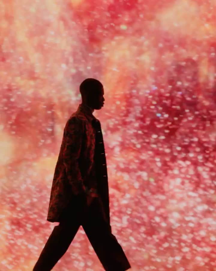 キム・ジョーンズのインスタグラム：「Thank you to everyone who made the @dior digital show happen today firstly @kennyscharf for your brilliant art @theladymisskier and @honeydijon for the music @themelanieward styling @shelleydurkancasting casting hair @guidopalau make up @peterphilipsmakeup set design @villaeugenie @thomas_vanz for the set artwork hats by @stephenjonesmillinery jewellery @yoon_ambush @misslucybeeden @sebxcli and all the studio At Dior men’s and all the models involved - every precaution was taken to keep everyone Covid safe whilst filming this and special thanks to @victoriaxtang @alexfoxton @brimoo1 @_thibo @sut_shi @janosz__ @hans_schwarz @eva_gelista__s @ianjw27 @margot_halard @dorieleroy @jeromenavail @natacham @____fred @staceypks @leeyoungkyoon @hugo_dhh @natalia_culebras @edwardcrutchley @jedmpartridge」