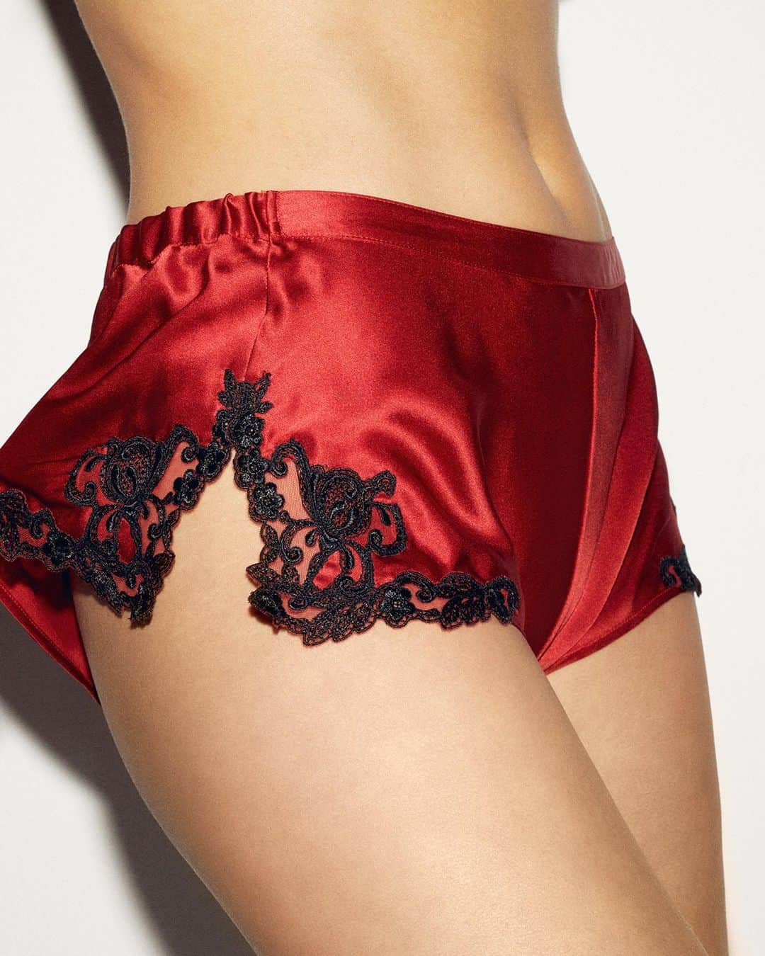 LA PERLAさんのインスタグラム写真 - (LA PERLAInstagram)「The holidays are all about laidback luxury… and nothing beats our iconic Maison silk knickers in a festive hue. #LaPerla」12月8日 23時46分 - laperlalingerie