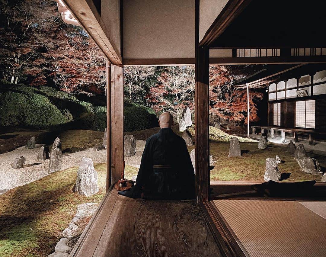 三浦大地さんのインスタグラム写真 - (三浦大地Instagram)「12月8日は御釈迦さまが悟りを開いた日。  そんな日に東福寺の光明院で特別に坐禅を組ませて頂きました。  住職の藤田さんとお話を沢山させて頂き、自分なりの悟りもまた一つ進みました。  精進料理を頂きながら誕生日までお祝いして頂いちゃったり、特別な時間を過ごせました。  自分を含む全てに感謝。  Thank you @yoshie.816   #東福寺 #光明院 #坐禅」12月8日 23時53分 - daichi_1127
