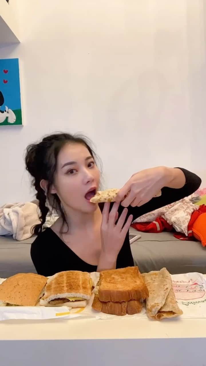 張香香のインスタグラム：「拉亞蛋餅不要切才好吃！ 早安美芝城佛卡夏丹麥吐司是我的必點🤤 - 燻雞蛋餅、玉米蛋餅、里肌豬排蛋吐司、蛋沙拉佛卡夏、薯泥丹麥吐司」