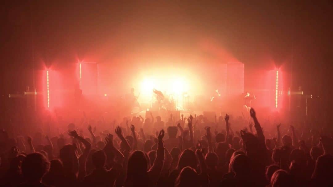ORANGE RANGEのインスタグラム：「昨年2月に開催された「ORANGE RANGE LIVE TOUR 018-019 ～ELEVEN PIECE～」の国内ファイナルを飾ったNHKホール公演より、「チェスト」の #レンジのライブ 映像公開🎬  イントロからグルーヴィーで熱気を高めるギターリフに蠢くベース音が絡み、厚みが増した重厚なビートに乗せて3MCが掛け合うミクスチャー・ロック🎸 https://youtu.be/KluDUESAYjY  🍊#ORANGERANGE Haisai🍊 #dTV ほか主要配信サイトおよび各サブスクリプションサービスでも配信開始🎧 https://jvcmusic.lnk.to/ORANGERANGE @orangerange_official」