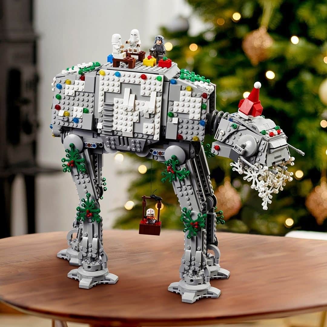 LEGOさんのインスタグラム写真 - (LEGOInstagram)「Get your #LEGOStarWars sets ready for the holiday season by adding some festive builds! 🎄 🎁 Swipe ➡️ for inspiration!  #StarWars #HappyHolidays」12月9日 0時01分 - lego