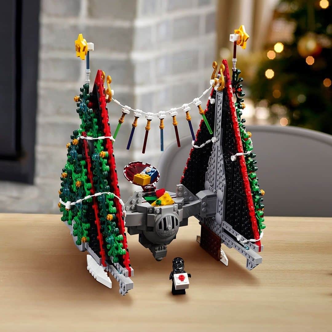 LEGOさんのインスタグラム写真 - (LEGOInstagram)「Get your #LEGOStarWars sets ready for the holiday season by adding some festive builds! 🎄 🎁 Swipe ➡️ for inspiration!  #StarWars #HappyHolidays」12月9日 0時01分 - lego