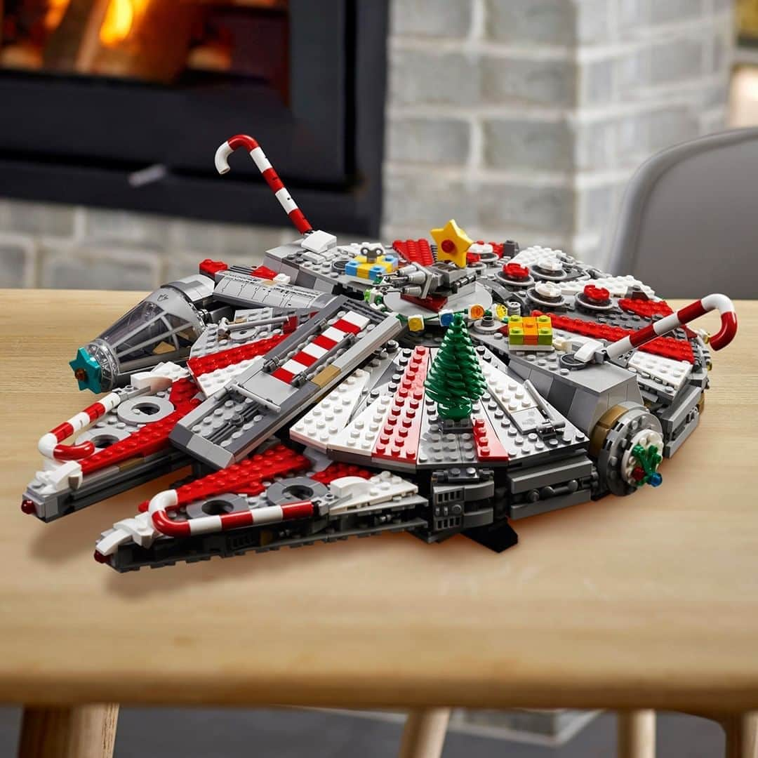 LEGOさんのインスタグラム写真 - (LEGOInstagram)「Get your #LEGOStarWars sets ready for the holiday season by adding some festive builds! 🎄 🎁 Swipe ➡️ for inspiration!  #StarWars #HappyHolidays」12月9日 0時01分 - lego