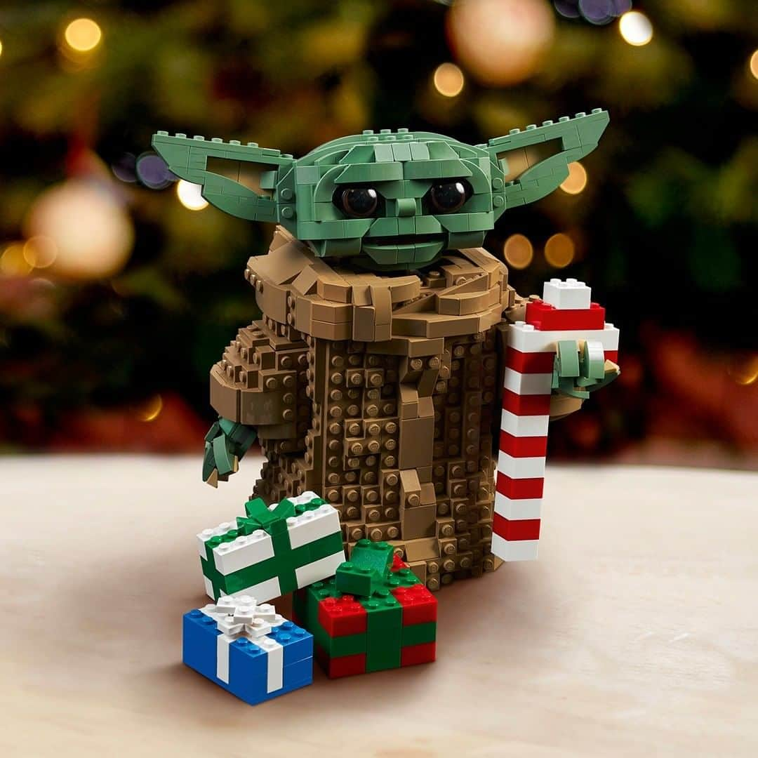 LEGOさんのインスタグラム写真 - (LEGOInstagram)「Get your #LEGOStarWars sets ready for the holiday season by adding some festive builds! 🎄 🎁 Swipe ➡️ for inspiration!  #StarWars #HappyHolidays」12月9日 0時01分 - lego