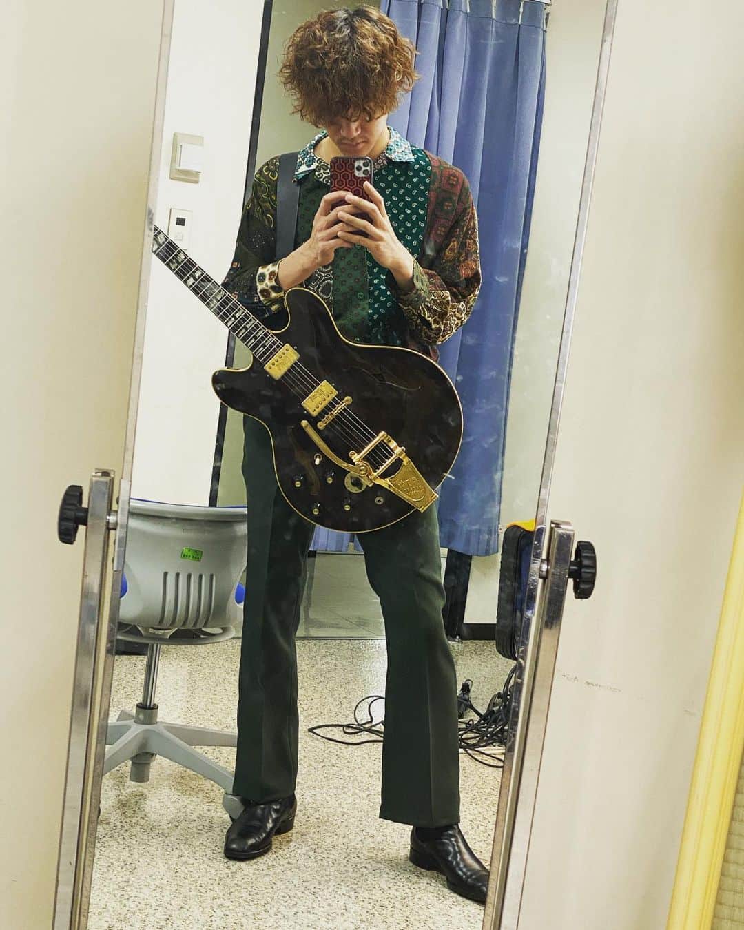 亀本寛貴さんのインスタグラム写真 - (亀本寛貴Instagram)「最新アルバムのジャケット写真でも着ているこの衣装、本日のCovers Fesの収録で着てみたのですがめちゃくちゃ良い感じ^_^ やっぱりフレアのパンツはギターに合うなー！ @mr.olive_official」12月9日 0時04分 - hirokikamemoto