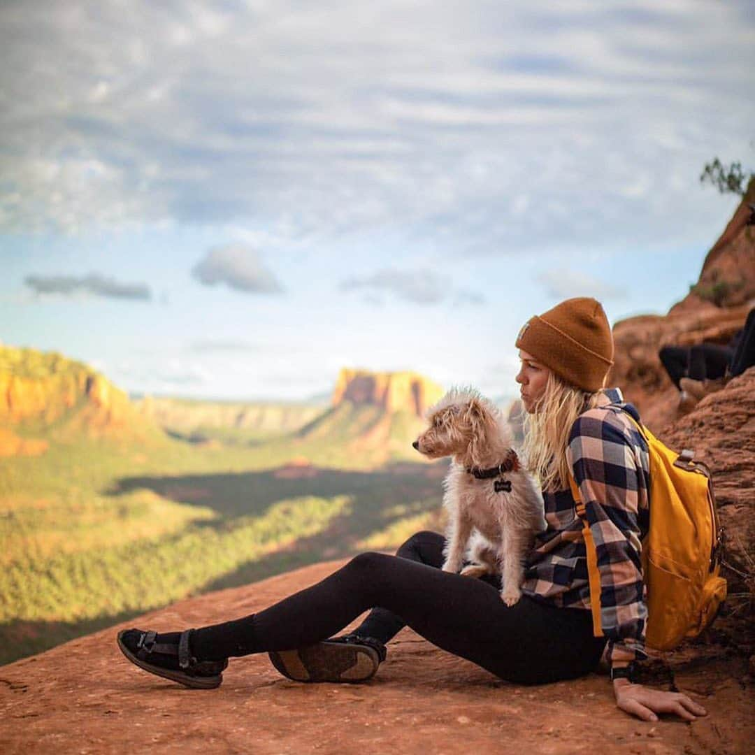 Tevaさんのインスタグラム写真 - (TevaInstagram)「Amazing views ✔️ 4-legged adventure buddy ✔️ #SocksAndSandals ✔️ – @kellienicole just hit #TevaTuesday BINGO.」12月9日 0時17分 - teva