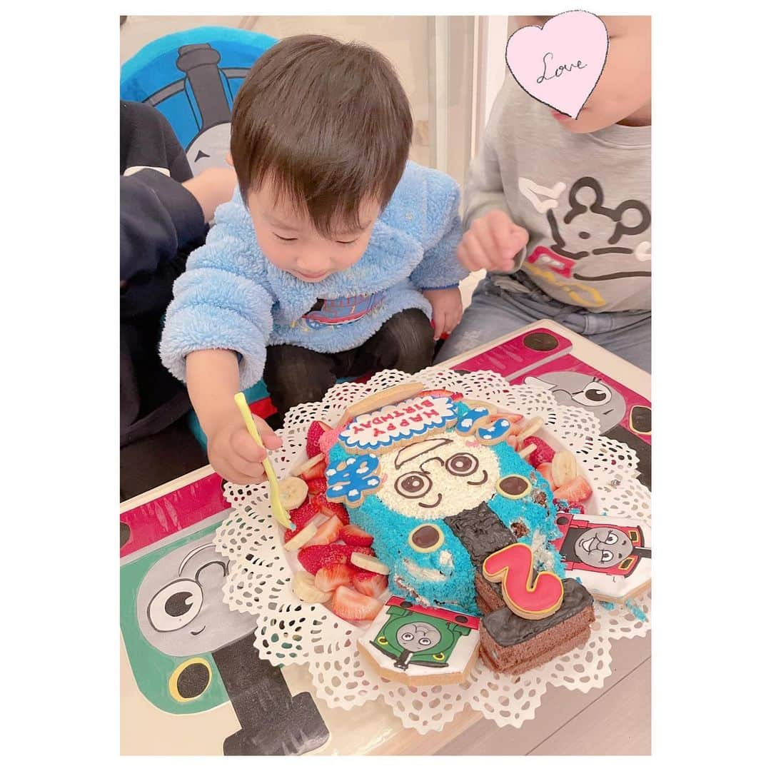 辻希美さんのインスタグラム写真 - (辻希美Instagram)「幸空２歳のbirthdayケーキ🎂はもちろんトーマスケーキを作りました😉💕  →swipeしてね❤️  #幸空 #誕生日 #２歳 #トーマスケーキ #手作り #クッキーはオーダー #ケーキ は #チョコバナナケーキ　にした #🎂💕」12月9日 0時09分 - tsujinozomi_official