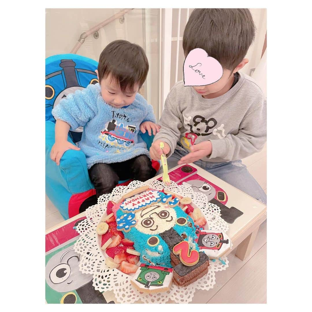 辻希美さんのインスタグラム写真 - (辻希美Instagram)「幸空２歳のbirthdayケーキ🎂はもちろんトーマスケーキを作りました😉💕  →swipeしてね❤️  #幸空 #誕生日 #２歳 #トーマスケーキ #手作り #クッキーはオーダー #ケーキ は #チョコバナナケーキ　にした #🎂💕」12月9日 0時09分 - tsujinozomi_official