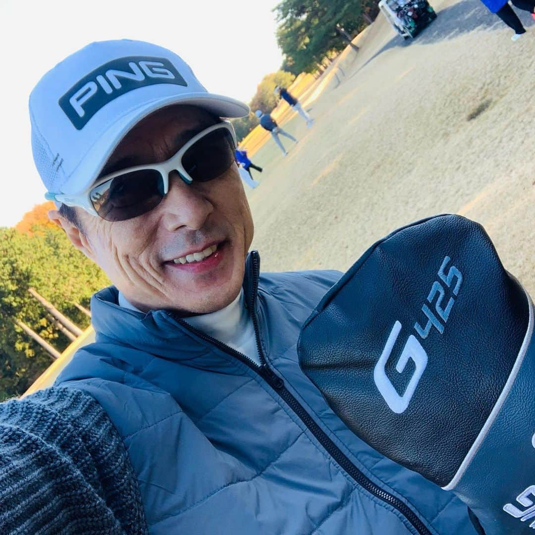 黒田アーサーさんのインスタグラム写真 - (黒田アーサーInstagram)「今日は久しぶりのゴルフ⛳️でした😊✌️場所は三菱電機レディースが開催されたトーナメントコース‼️なんとグリーンは砲台で馬の背💦その上11フィートの速さ😱💦とても久しぶりにやるお気楽コースではありませんでした🤣案の定前半ボロボロでしたが後半はなんとかゴルフになりました😊👍秋本さん、川口さん、楽しいラウンドをありがとうございました😊🙏本日PINGの新作ドライバーG425を筆下ろし！いやー！素晴らしい打感と飛距離‼️そして相変わらず曲がらないですねー！😉👍 #ping #ピンゴルフジャパン  #g425ドライバー  #打感最高  #飛距離アップ  #飛んで曲がらない」12月9日 0時13分 - kuroda_arthur