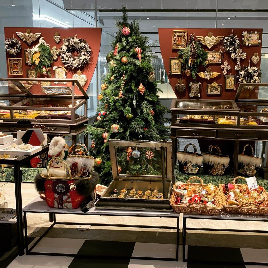 のインスタグラム：「明日12/9〜12/27まで渋谷PARCOの二階にて世にも奇妙なクリスマスというクリスマスマーケットを開催します。 クリスマスオーナメント、洋服、RUKAのアクセ、ポンポネのアクセ、uchidamishinのクリスマスの為の手作りアイテム、この為に作ってくれた神楽坂ten.のリースやスワッグ。 海外旅行にいけなくてうずうずするこの年末をせっかくなら、クリスマスマーケットで、海外気分を体感しにきてください！！売り切れ御免なので是非いらしてください！！私は１３日に店頭に立ちますので、またお時間報告しますね！！」